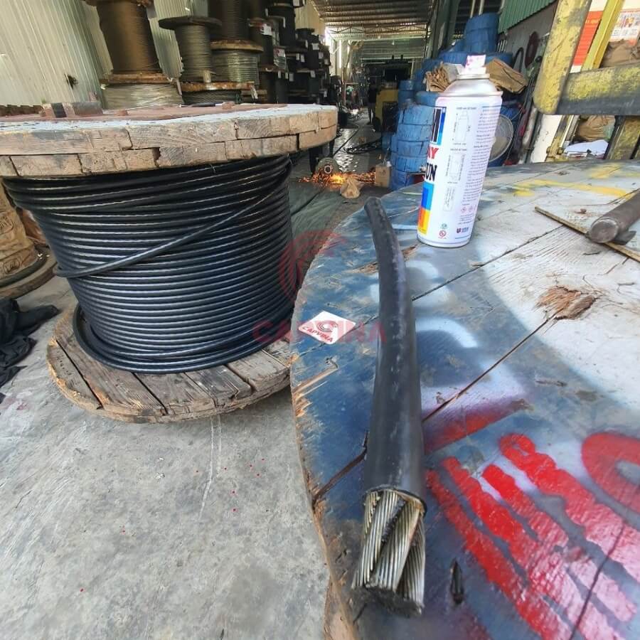 cáp bọc nhựa màu đen