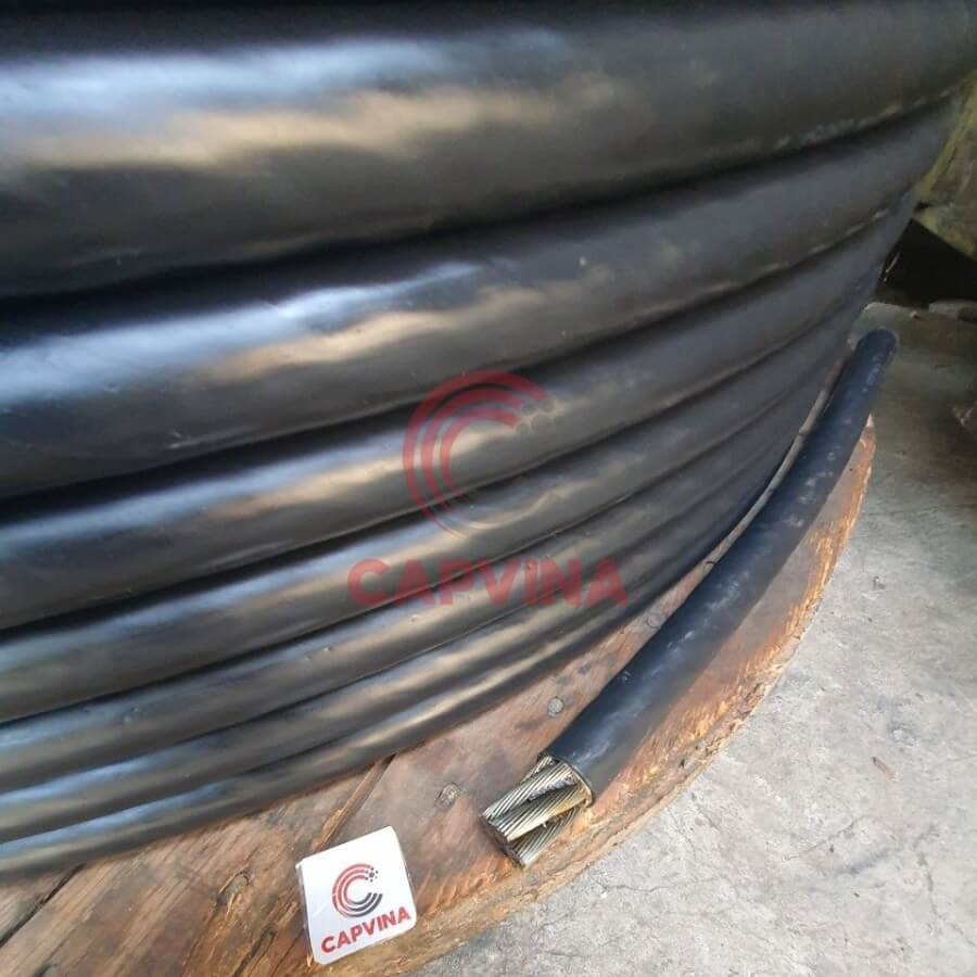 cáp bọc nhựa màu đen