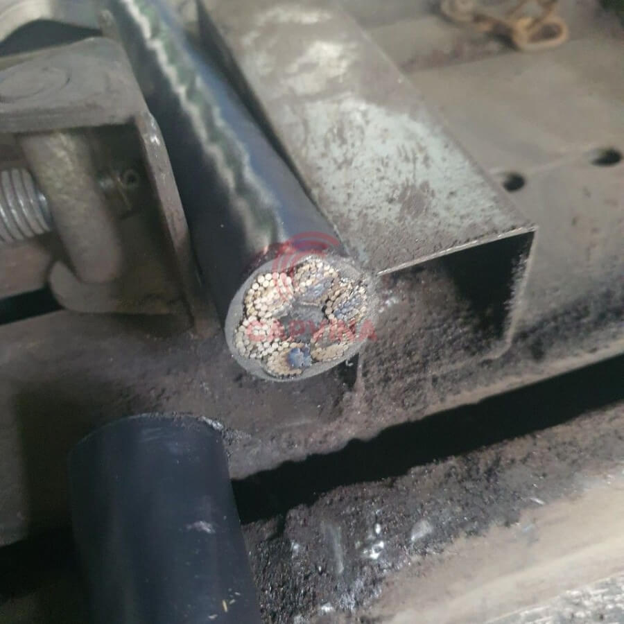 cáp bọc nhựa màu đen