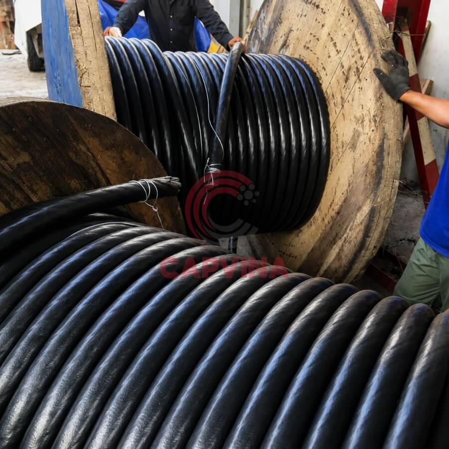cáp bọc nhựa màu đen