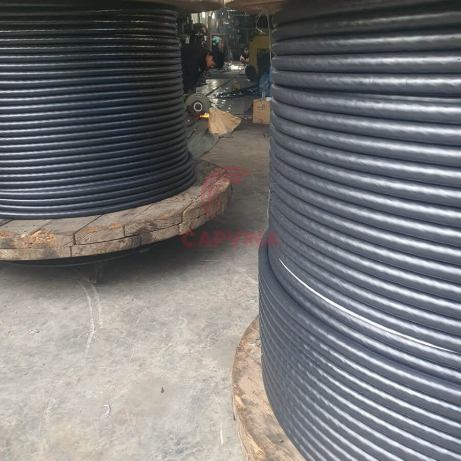 cáp bọc nhựa màu đen